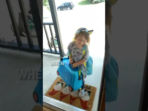 This little girl wanted to run away from home but changed her mind 😂