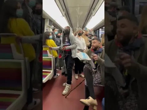 Comment prendre une place dans le métro.. 👵🏼😂😂￼