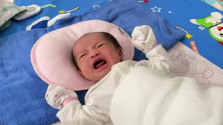Em Bé Khóc Đòi Bú Sữa