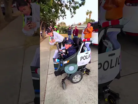 Police officers surprise little boy ❤️