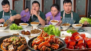 My stingy husband wanted to steal the braised pork, but I ate it all, and he cried