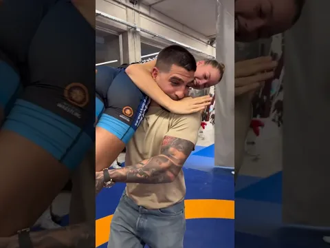 Илия Топурия провёл схватку по грэпплингу с фанаткой #iliatopuria #wrestling #grappling #ufc #mma