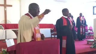 La maestria du Grand Me Arpellet Abraham lors du culte d'aurevoi du révérend docteur René Dja
