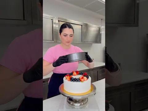 زبونة ارسلت صينية الكيك حقتها وطلبت نحط لها كيك جاهز داخله ، قصص العرسان ما تخلص 😂 #cake