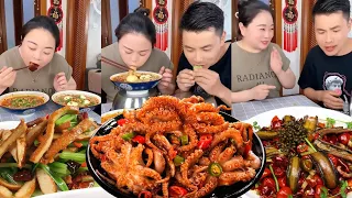 My stingy husband wants to eat the braised pork alone  but I won't give him this chance