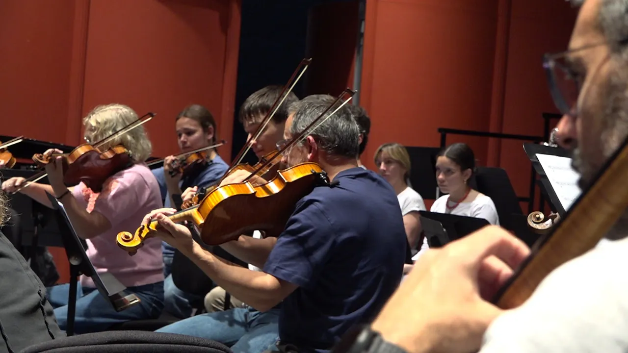 L’orquestra de cambra i diverses corals d’Osona estrenen l’espectacle ‘Kumbayà’ de Bernat Vivancos