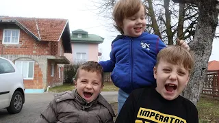 MALI BRAT NAS IZLUĐUJE