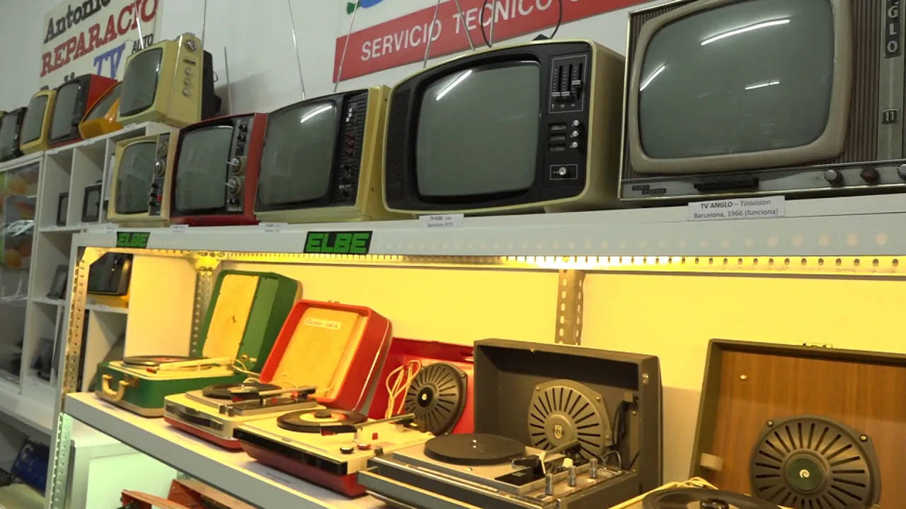 El vigatà Toni Pla mostra la seva col·lecció de ràdios i TV antigues