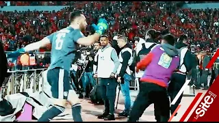 لقطة غير أخلاقية ..لحظة إعتداء حارس بلوزداد الجزائري على حامل الكرات في مباراة الوداد