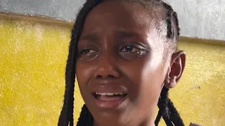 La maîtresse frappe une élève à cause du retard répétitif à l’école et découvre ça plus tard
