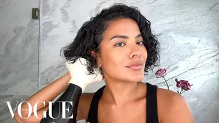 Bella Campos mostra técnica de finalização para cachos definidos | Segredos de Beleza | Vogue Brasil