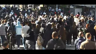 🔴LIVE/ Studentë e gjimnazistë në protestë/ Të rinjtë pritet të mblidhen sërish para Min. së Arsimit