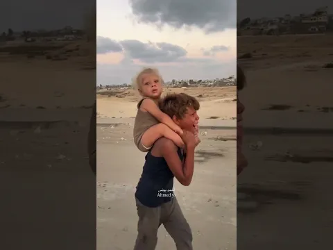 طفل فلسطيني غزاوي نازح من شمال غزة يحمل شقيقته على ظهره اعياه التعب والخوف والجوع  #gaza #اكسبلور