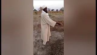 Après la prière de vendredi oustaze Ibrahima Niang a la rentrée de sa maison 🏡 avec ses talibes