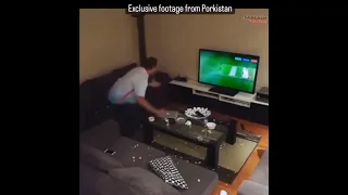 Pakistani Fan Broke Down His TV during LIVE match | IND vs Pak T20i World Cup 2022