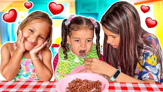 Julinha e Gatinha das artes aprendem a ser babá por um dia da Manu
