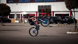 J’APPRENDS À UN DÉBUTANT DE 13 ANS À FAIRE DES WHEELING ! 😱 #Ep9