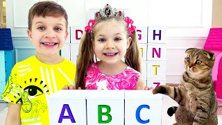 Diana dan Roma sedang belajar alfabet bahasa Inggris
