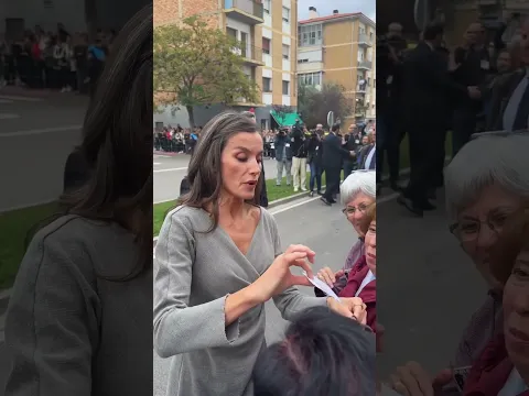 Letizia mira con desprecio un regalo de unas señoras sencillas.Le da asco.#reinaletizia