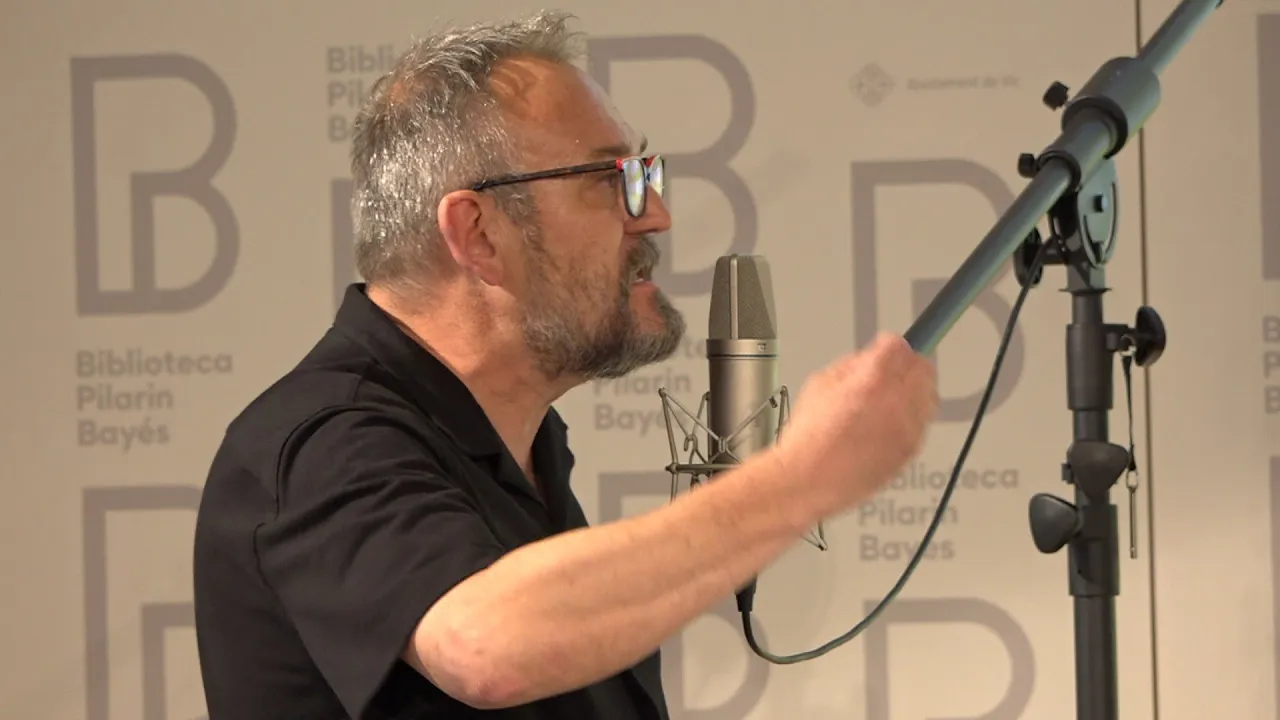 “Una mort i trenta-tres vides”, el primer audiollibre enregistrat a la Biblioteca Pilarin Bayés