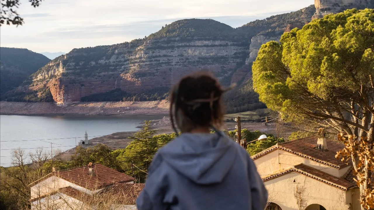 Els veïns que ocupen les cases de Sant Romà de Sau s’hi volen quedar tot i el requeriment