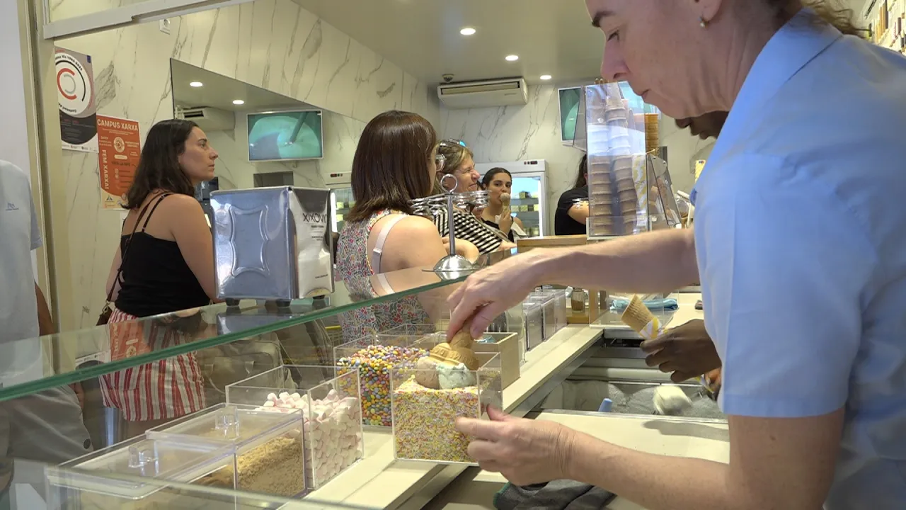 Un estiu no és estiu sense els gelats de la Xixo Vic a la plaça Major de Vic