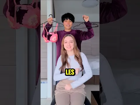 Elle choisit ses vêtements que elle va mettre