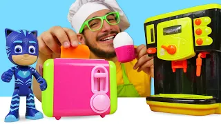 ¿Cómo funciona una tostadora? Tostadas de carne y pescado para los PJ Masks. Cocina para niños.