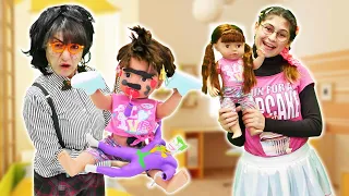 Kız oyunları. Okutay Cicisu'ya babasının aldığı oyuncak bebeği çirkinleştiriyor!