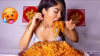 J'AI LA BOUCHE EN FEU ! (Manger 10 paquets de pates piquantes)  - LAUREN CRUZ