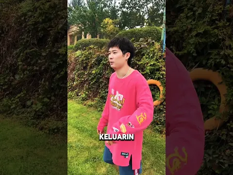 Liburan gondrong di kolom berenang #shorts