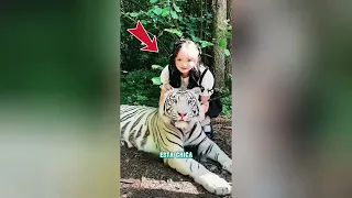 El gatito no quiere bañarse#funnyshorts #pets #cute #love 