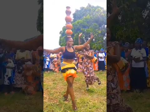 Pot Acholi dance