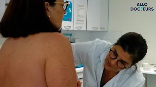 Comment se déroule une palpation mammaire ?