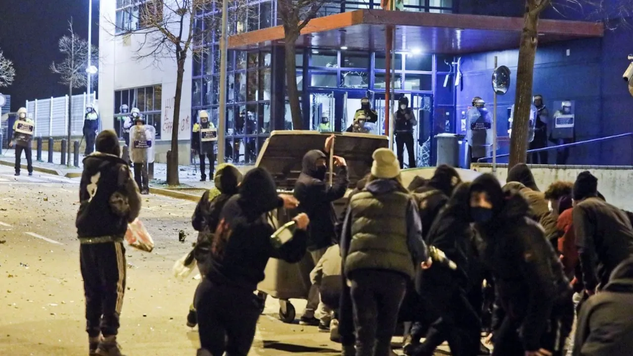 Demanen més de trenta anys de presó per a cadascun dels acusats de l’atac a la comissaria de Vic