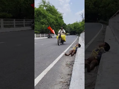 क्या हो गया होगा इस बच्चे को 🤔😨 सड़क पर लेट गया 🥹 #garibkibhukh #helpbyadarsh #shorts #youtube