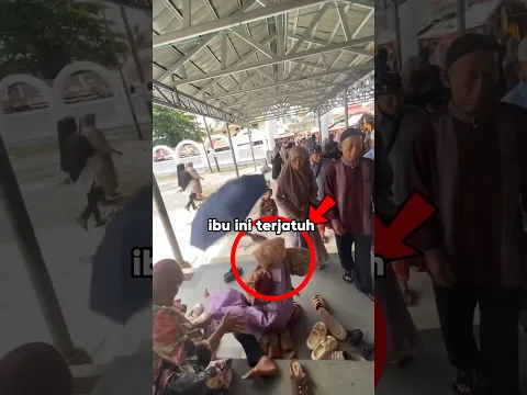 Ibu Ini Terjatuh Sambil Menggendong Bayi Gara-gara Ditarik Oleh Seseorang Saat Berziarah