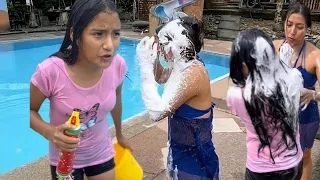 Cuando te hacen carnaval en la piscina