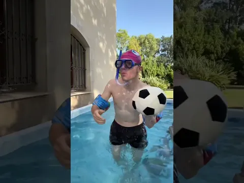Ir a la piscina con tus padres😂 #shorts
