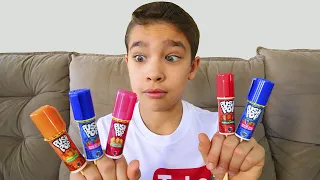 João Pedro cantando a Canção das Cores e o Rafael finge brincar de pegar seu Push Pop