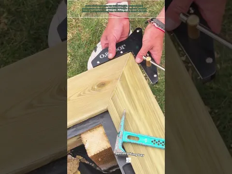 Alignement et fixation de deux planches coupées à 45° à l'aide d'une pince à onglet