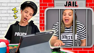 Henrique Finge Brincar de POLICIAL e PRENDE a FURA FILA - Universo Kids
