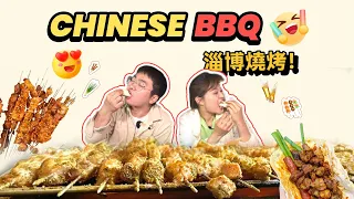 在山东淄博吃烧烤，2斤带皮烤五花卷小饼，配上小葱和辣酱，太满足了！【盗月社】
