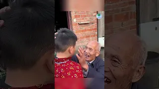 Con trai bỏ rơi bố, con dâu và cháu khiến ông lão rơi nước mắt