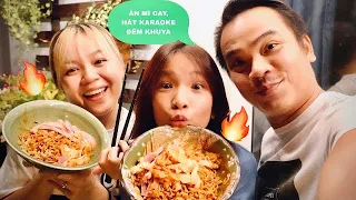 Vlog#: ĂN MÌ CAY TRỘN TÁ LẢ SIÊU NGON/ KARAOKE LÚC 2H KHUYA NGOÀI BAN CÔNG.