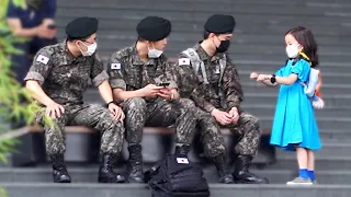 귀여운 여자 아이가 주먹을 내민다면?