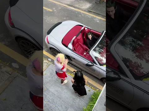 Qual deles vai entrar no carro esportivo?