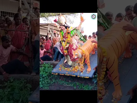 इस तरह से मां दुर्गा की मूर्ति को मत फेकिए🥺 #shorts #shortsfeed #durgapuja #durgapuja2023