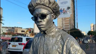 “Homens estátua” encantam em Maputo 