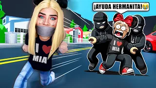Me Secuestran en Roblox 😱 con mi Hermanito | Mía Juega